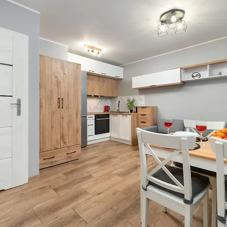 Klimatyczne W Lodzi Z Parkingiem I Duzym Umeblowanym Balkonem By Renters