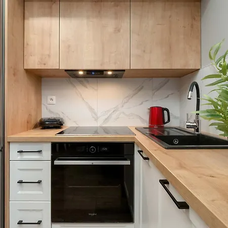 Klimatyczne W Lodzi Z Parkingiem I Duzym Umeblowanym Balkonem By Renters