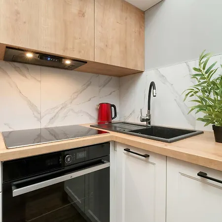 Apartment Klimatyczne W Lodzi Z Parkingiem I Duzym Umeblowanym Balkonem By Renters