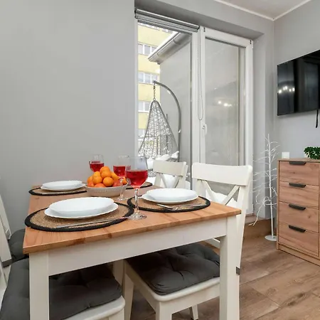 Apartment Klimatyczne W Lodzi Z Parkingiem I Duzym Umeblowanym Balkonem By Renters *