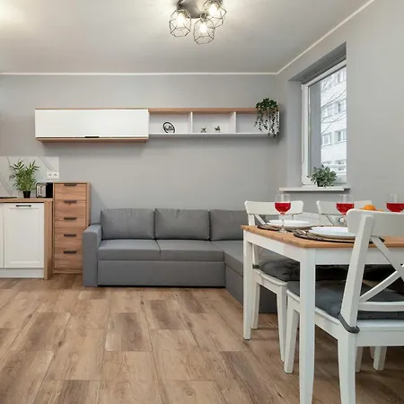 Klimatyczne W Lodzi Z Parkingiem I Duzym Umeblowanym Balkonem By Renters