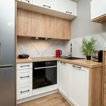 Apartament Klimatyczne W łodzi Z Parkingiem I Dużym Umeblowanym Balkonem By Renters