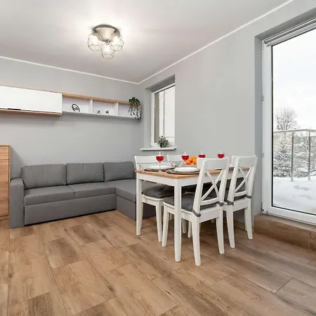 Apartment Klimatyczne W Lodzi Z Parkingiem I Duzym Umeblowanym Balkonem By Renters Lodz (Lodz)