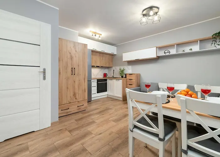 Klimatyczne W Lodzi Z Parkingiem I Duzym Umeblowanym Balkonem By Renters