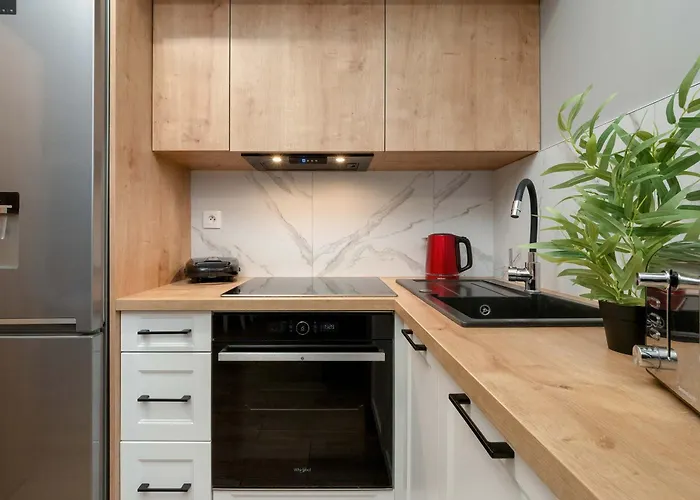 Klimatyczne W Lodzi Z Parkingiem I Duzym Umeblowanym Balkonem By Renters