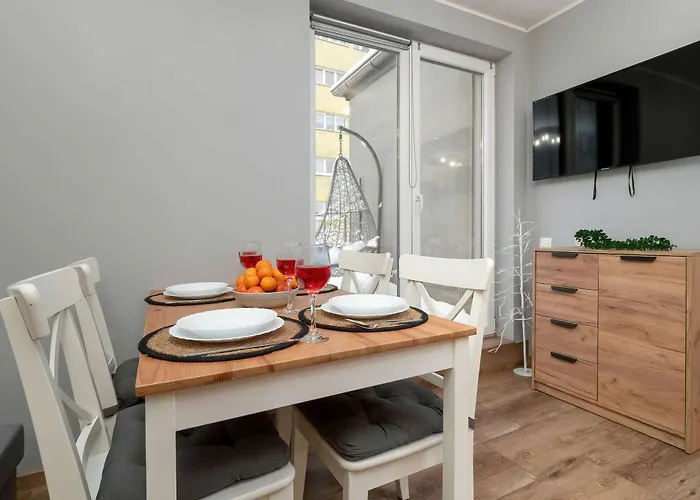 Apartment Klimatyczne W Lodzi Z Parkingiem I Duzym Umeblowanym Balkonem By Renters *